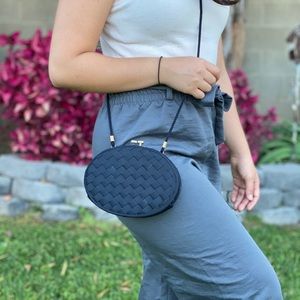 LITTLE CIRCULAR BLACK CROSSBODY PURSE  🖤